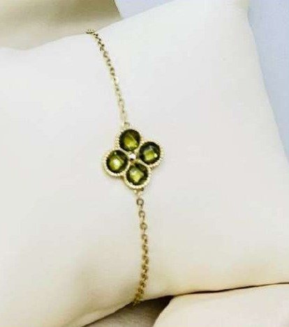 Dale un toque elegante y especial a tu estilo con nuestros hermosos guillos en oro 14k, di