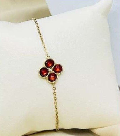 Dale un toque elegante y especial a tu estilo con nuestros hermosos guillos en oro 14k, di